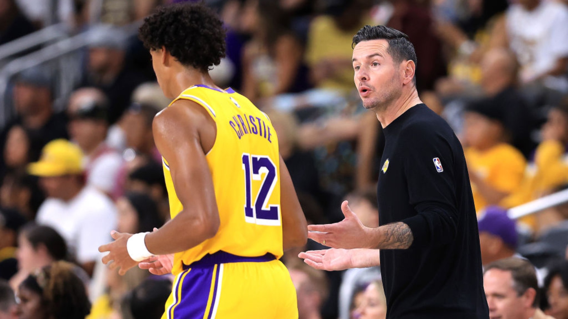El nombre de J.J. Redick ha empezado a resonar fuerte en Los Ángeles. Ser entrenador debutante en la NBA ya es un reto importante, pero hacerlo al mando de los Lakers, uno de los equipos más icónicos de la liga, lo convierte en una tarea monumental.