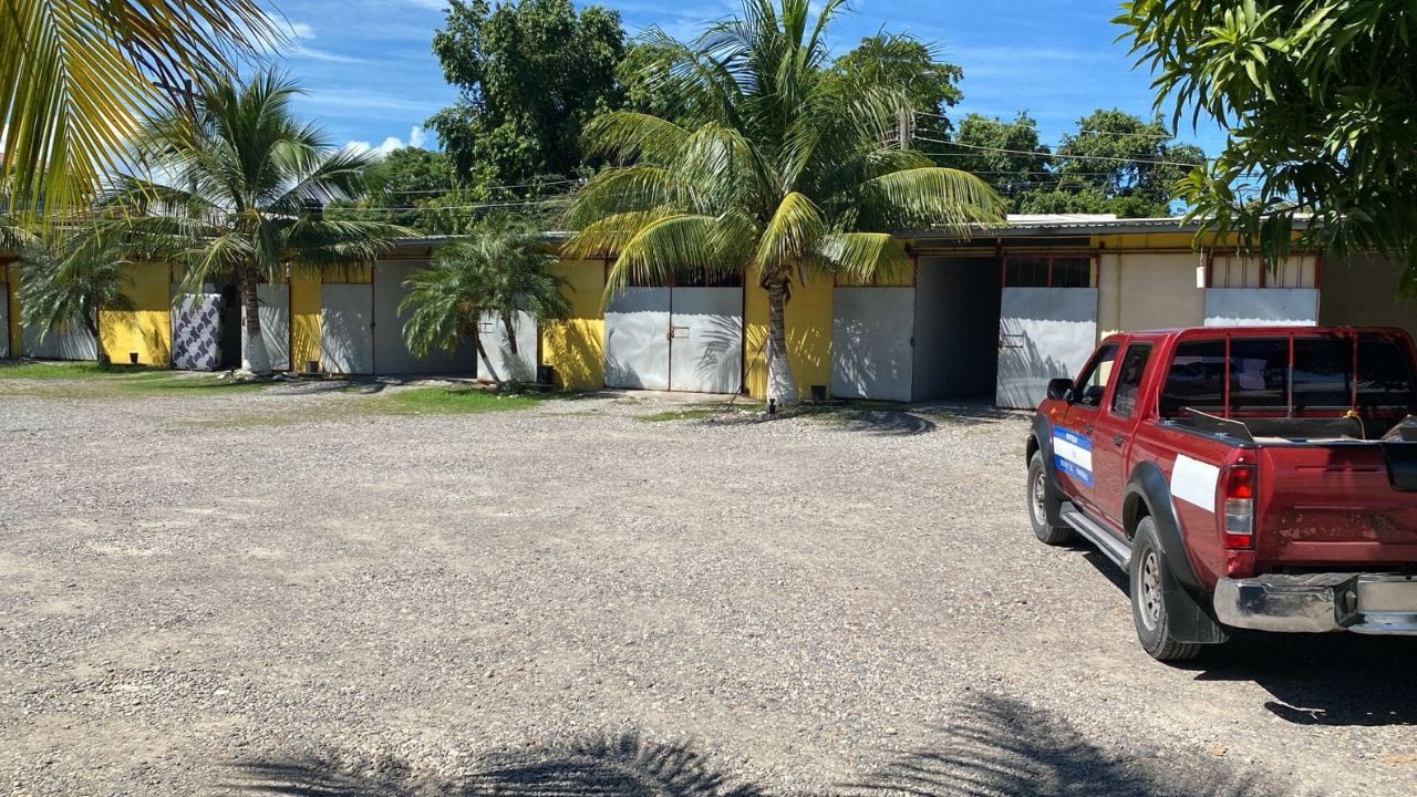 Polémica en redes por carro del Estado en un motel de La Ceiba