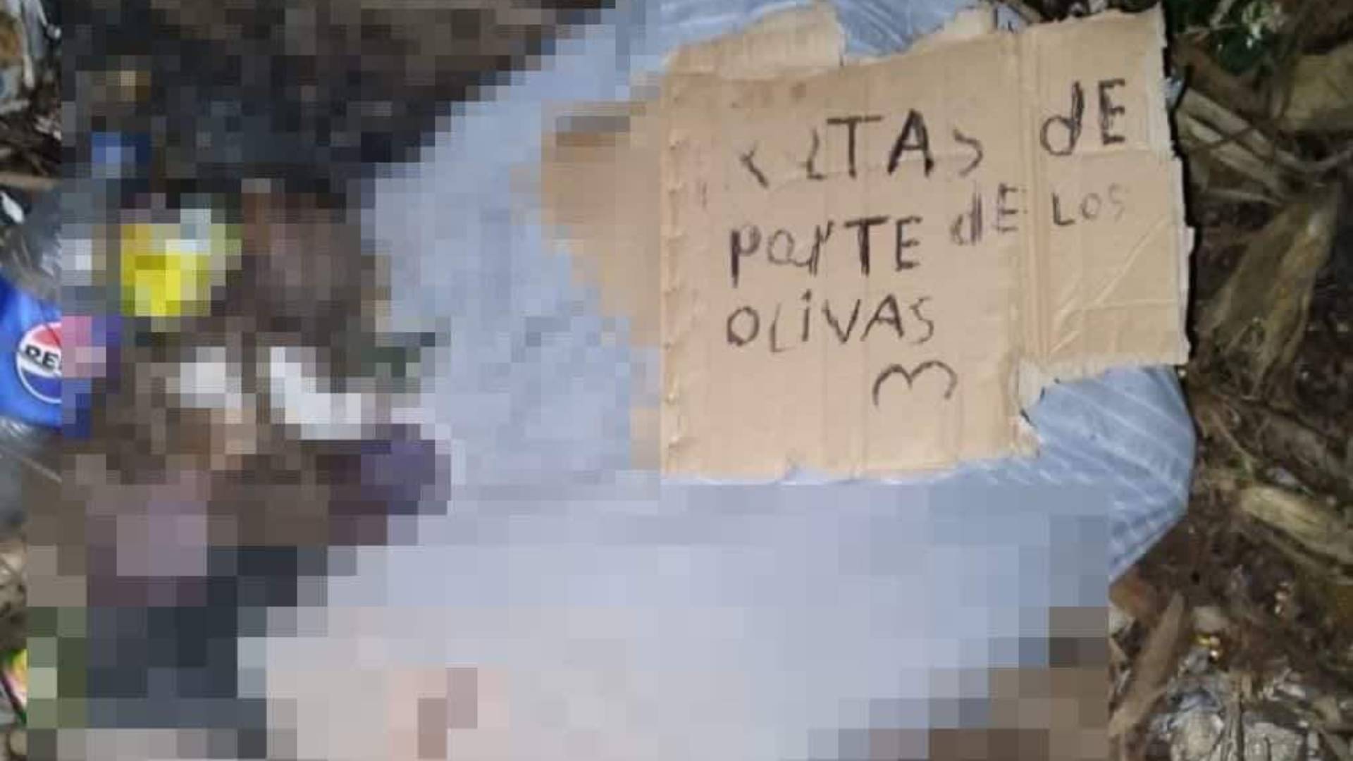 Cadáver con letrero en Colón; esto decia