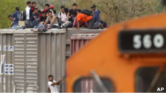 Hondureño muere trágicamente al quedarse dormido en las vías del tren en México