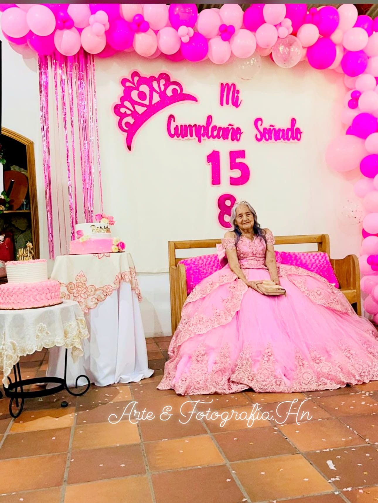 Hondureña celebra sus 15 primaveras con 85 años