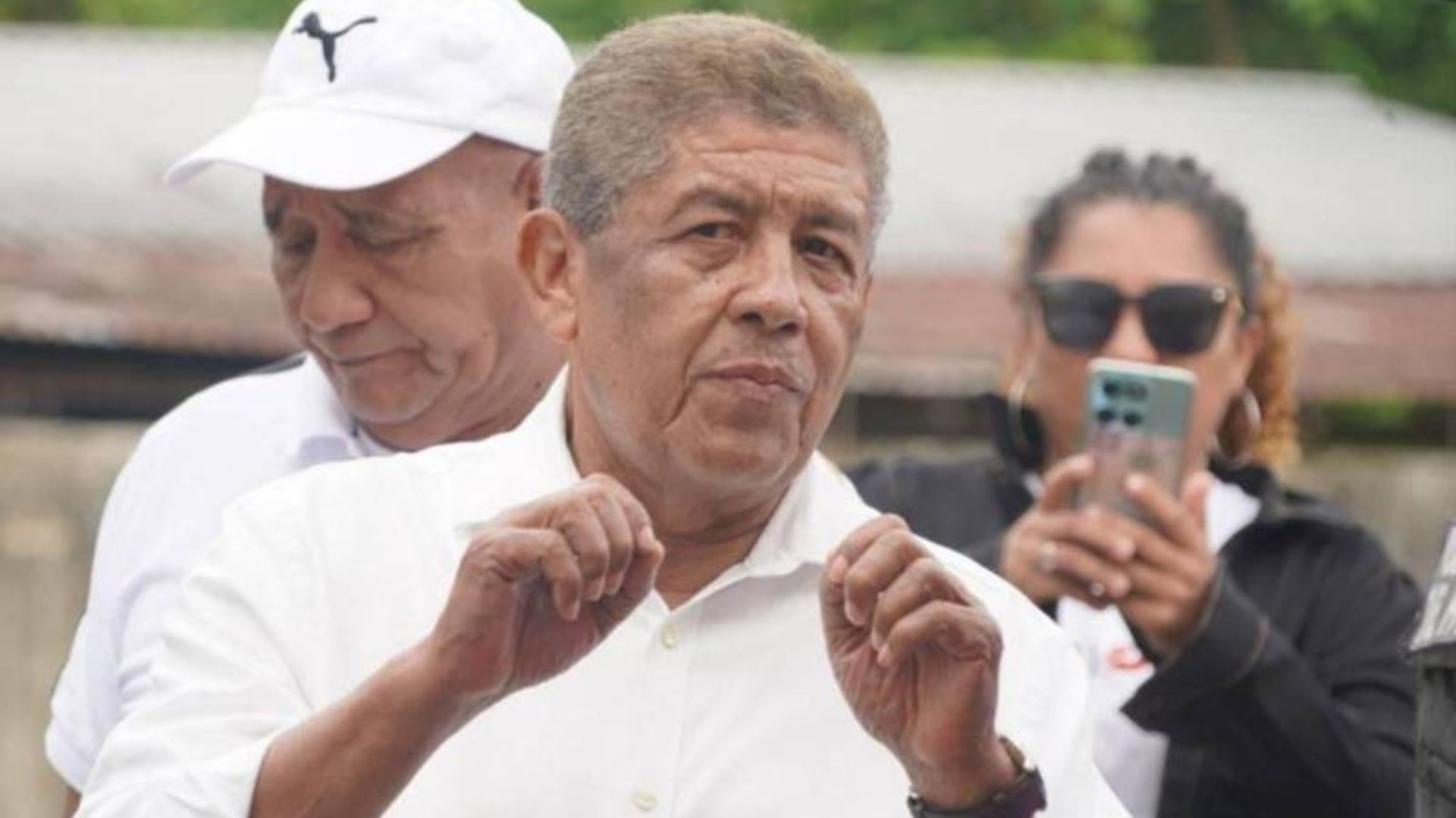 El alcalde de Tocoa ha sido señalado previamente por vínculos con el crimen organizado y en el video reunido con narcotraficantes