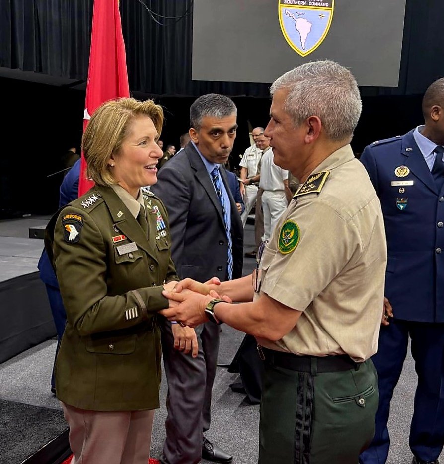 Ministra de Defensa Rixi Moncada asiste al traspaso de mando del Comando Sur de Estados Unidos