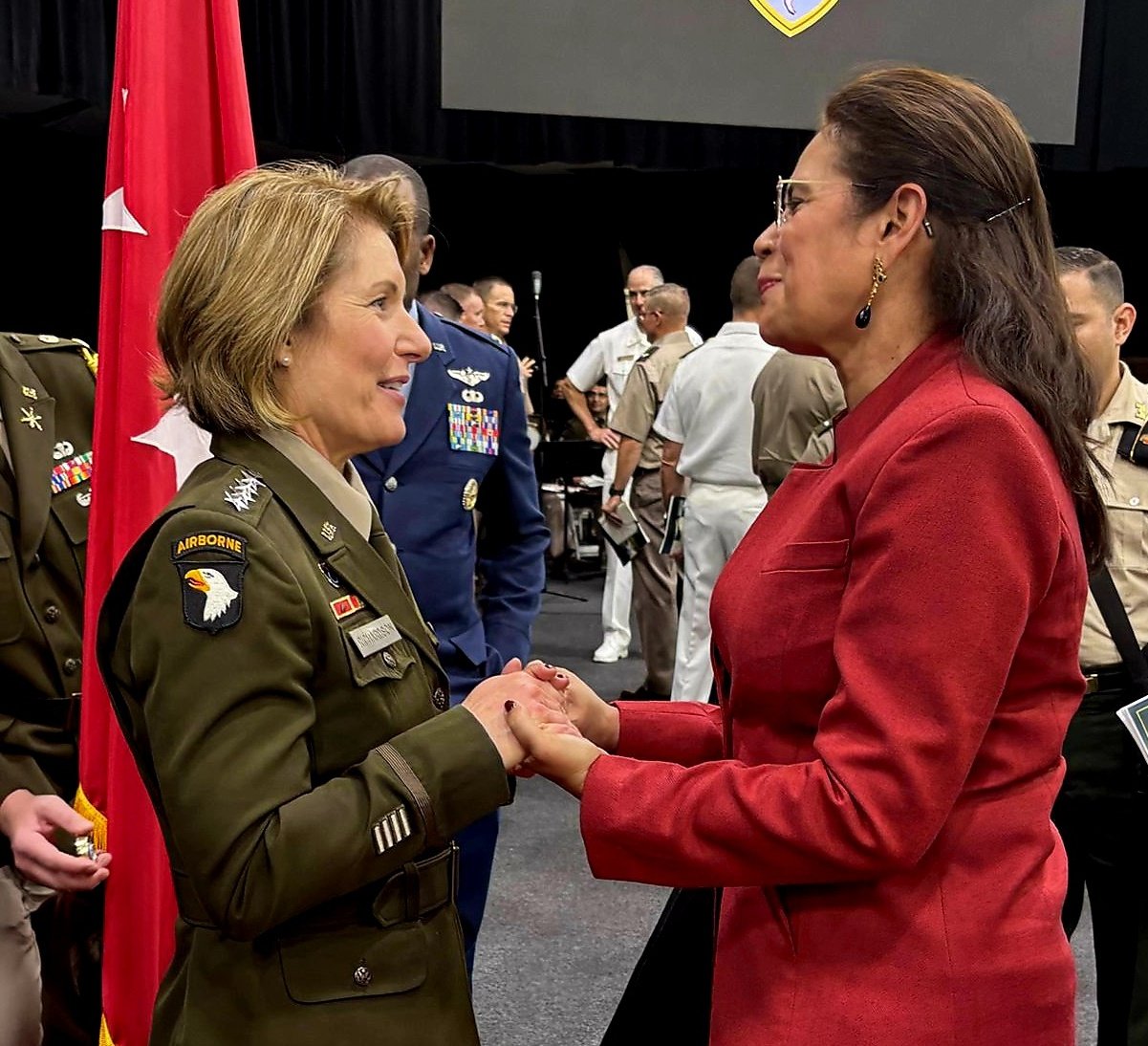 Ministra de Defensa Rixi Moncada asiste al traspaso de mando del Comando Sur de Estados Unidos