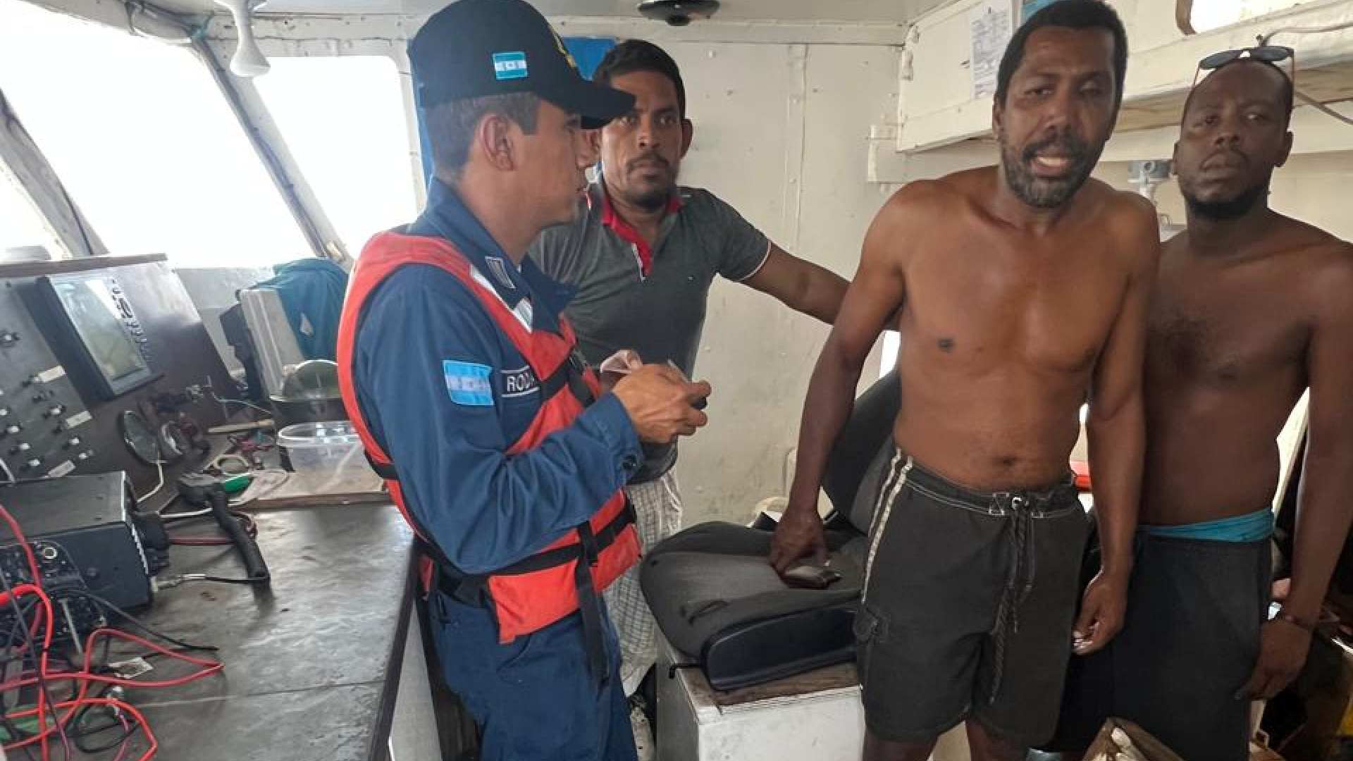 Naufragio en el Caribe: rescatan con vida a los pescadores