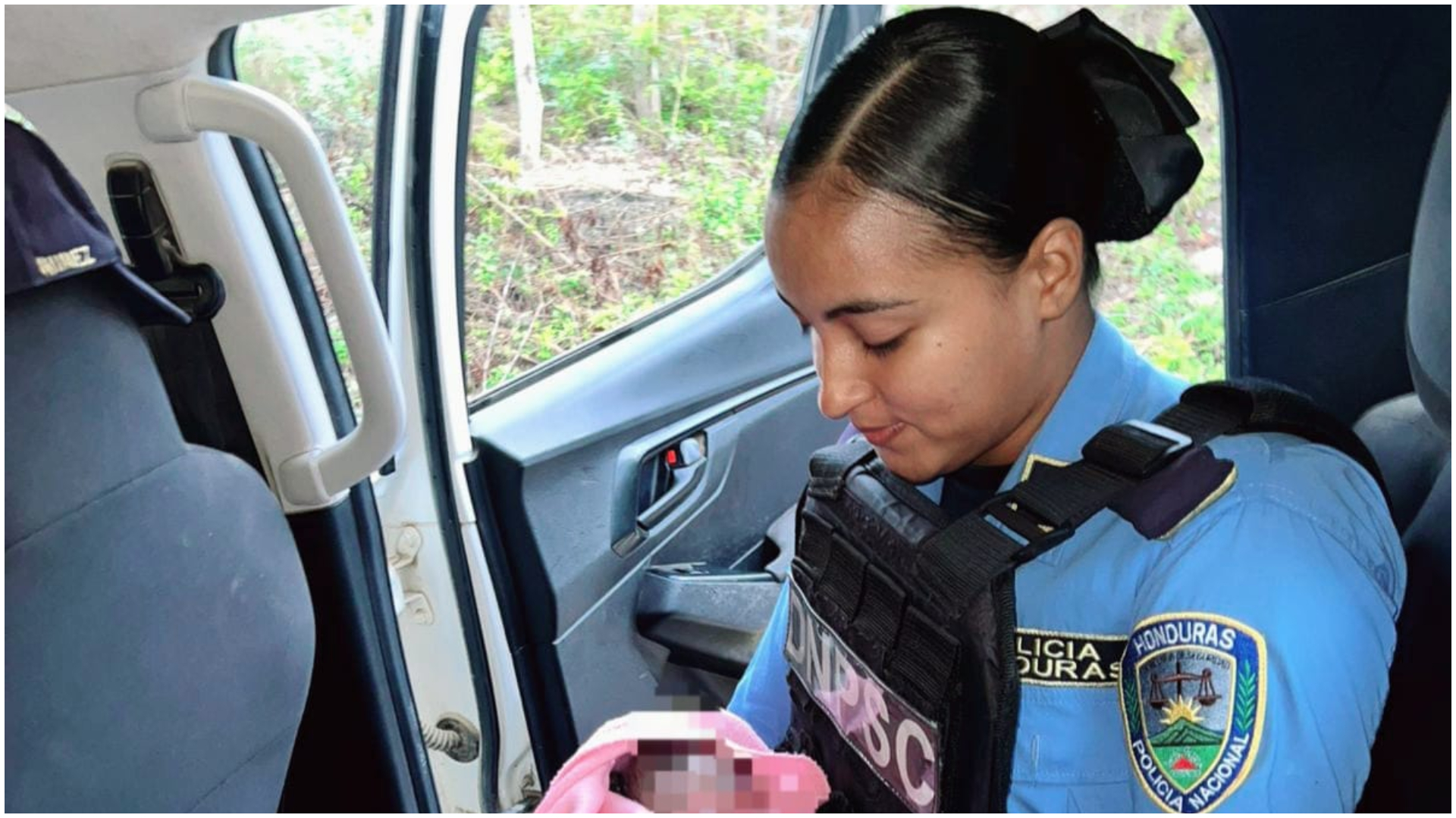 Bebé nace a bordo de una radiopatrulla en pleno camino al hospital