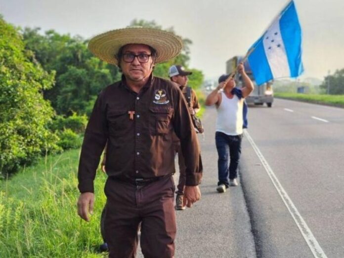 Padre Serrano se une a Shin Fujiyama y le regala bonito detalle