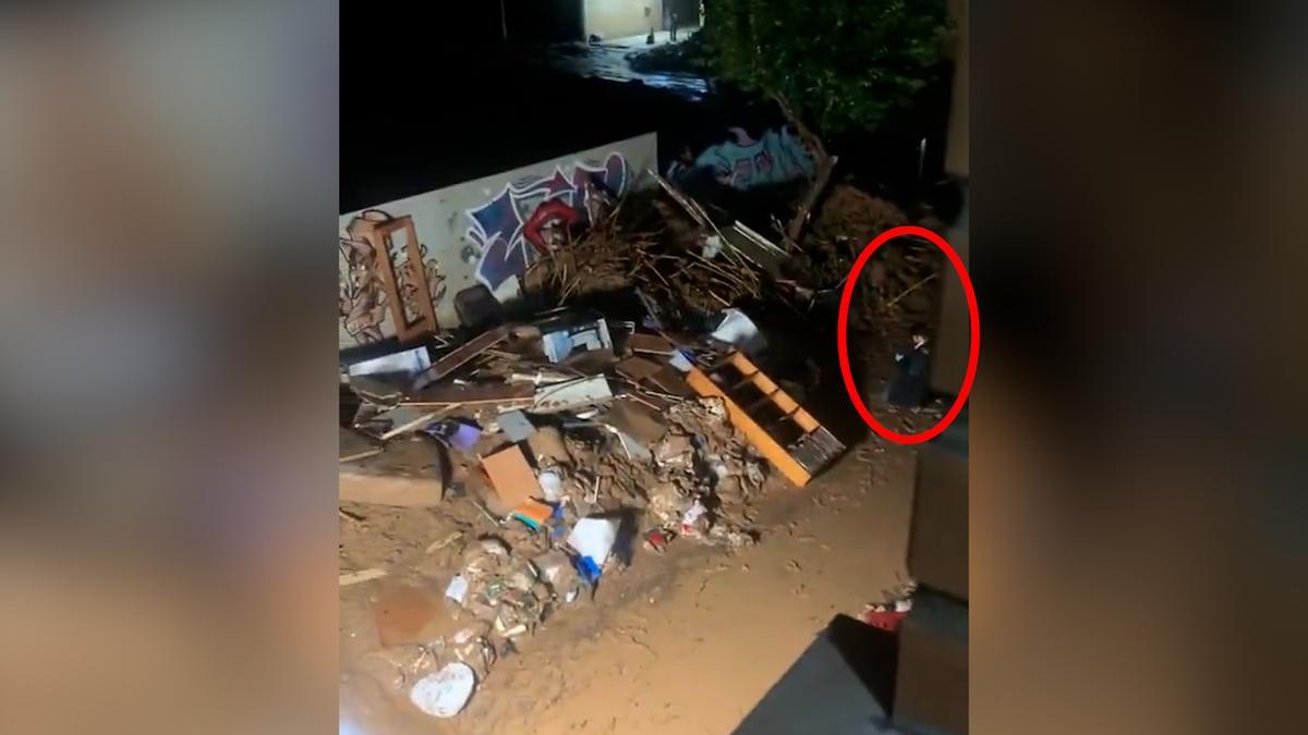 Graban a Rubén Gisbert, uno de los fachas del "equipo" de Iker Jiménez, tirándose al suelo de rodillas antes de entrar en directo en Horizonte para salir manchado de barro.