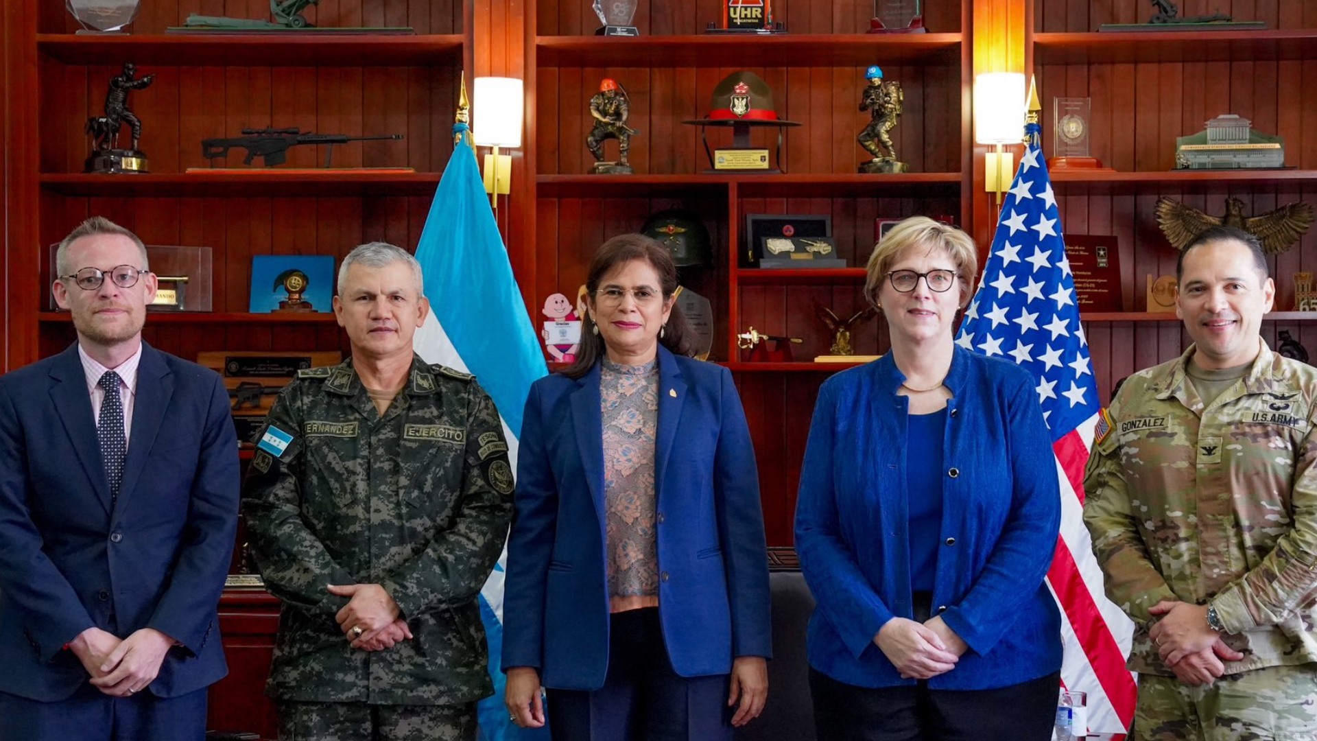 Rixi Moncada ministra de defensa embajadora Laura Dogu reunión Fuerzas Armadas