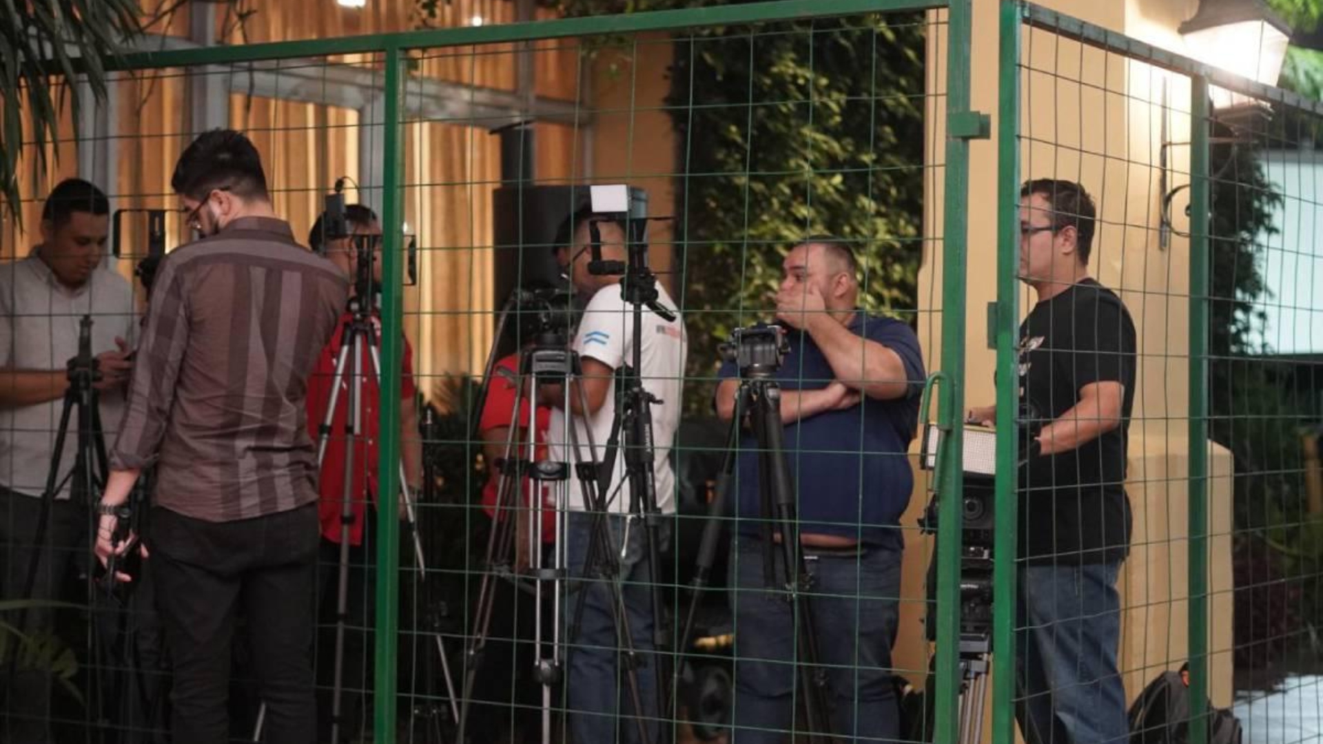 Prensa azteca se enoja tras ser "enjaulados" por orden de la selección mexicana en el hotel de concentración
