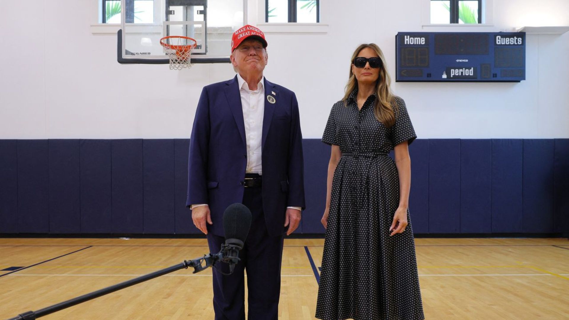 Trump escucha una pregunta de un periodista.