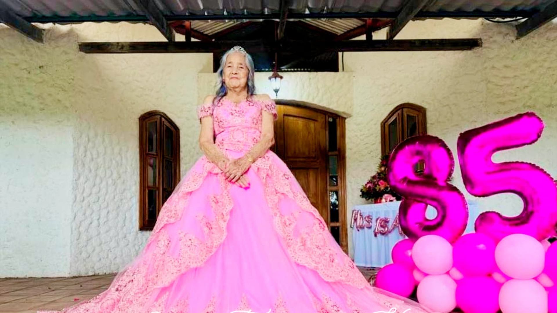 Hondureña celebra sus 15 primaveras con 85 años