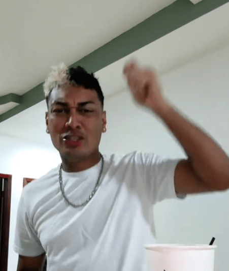 Supremo sorprende a sus seguidores al aparecer cantando alabanzas