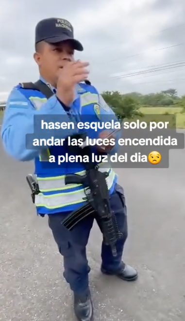 Hondureño denuncia multa de la policía por llevar las luces encendidas durante el día