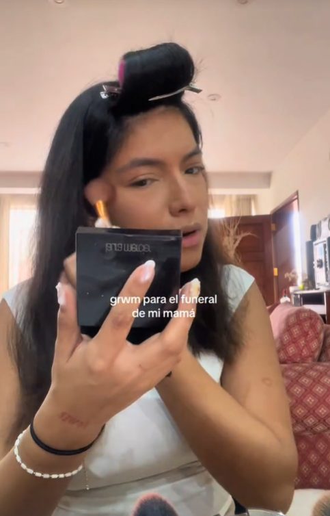 Mujer comparte un “prepárate conmigo para el funeral de mi mamá” y causa alboroto en las redes