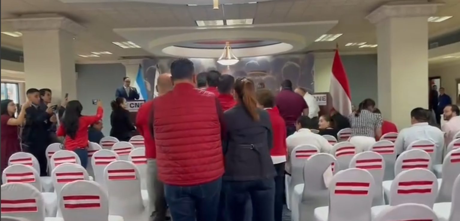 Partido Liberal entrega planillas ante el Consejo Nacional Electoral para las elecciones de 2025