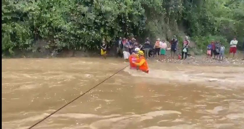 Bomberos brindan ayuda a hondureña con dolores de parto, atrapada por las inundaciones en Yoro