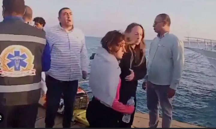 17 desaparecidos tras hundirse un barco turístico en el Mar Rojo
