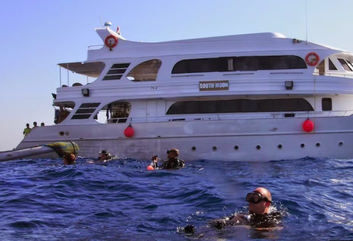 17 desaparecidos tras hundirse un barco turístico en el Mar Rojo