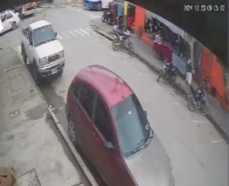 Cámara de seguridad capta el momento en que bus embiste a adulto de la tercera edad en El Progreso