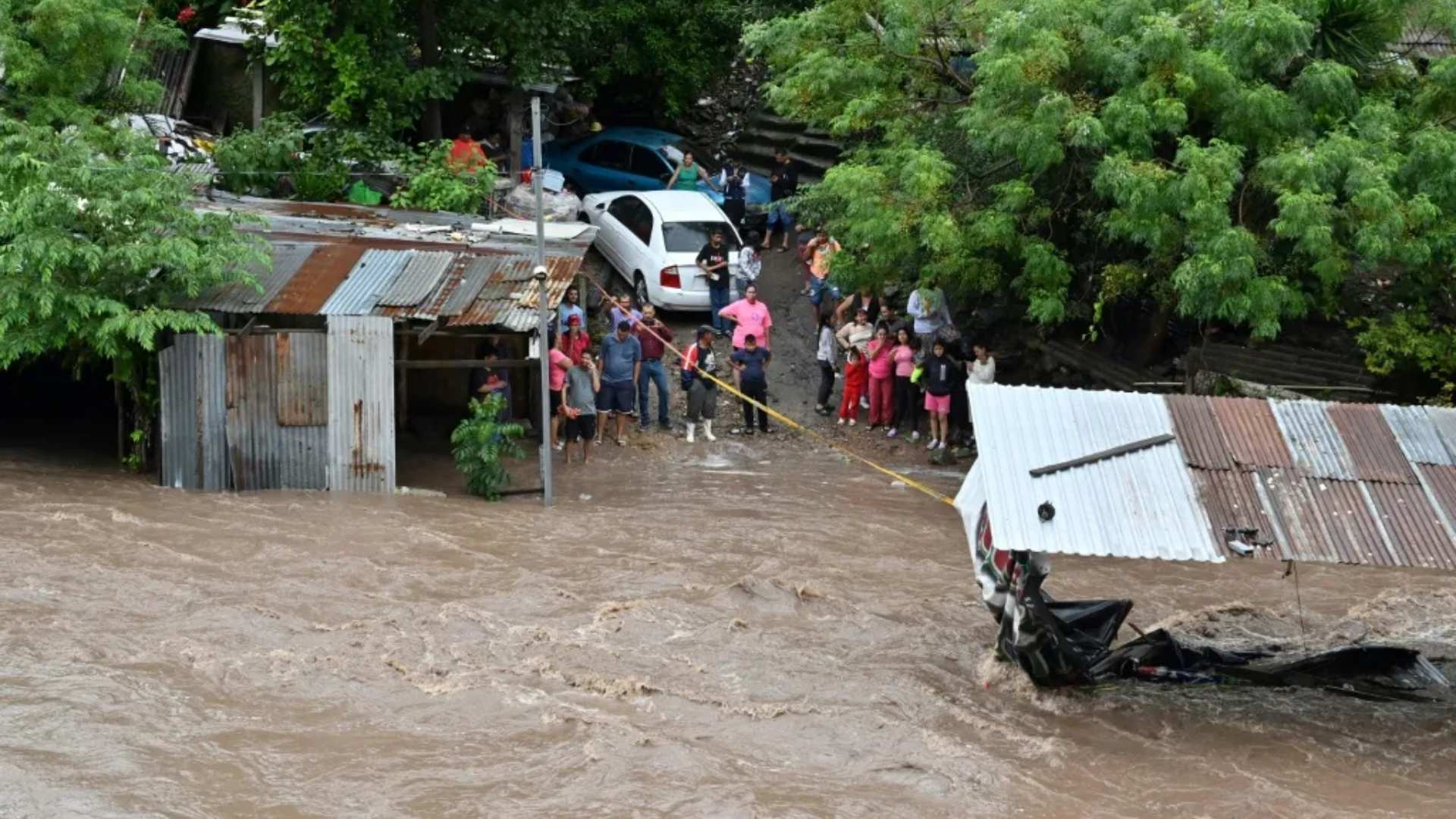 Sube a cinco el número de víctimas mortales tras el paso de Sara por Honduras