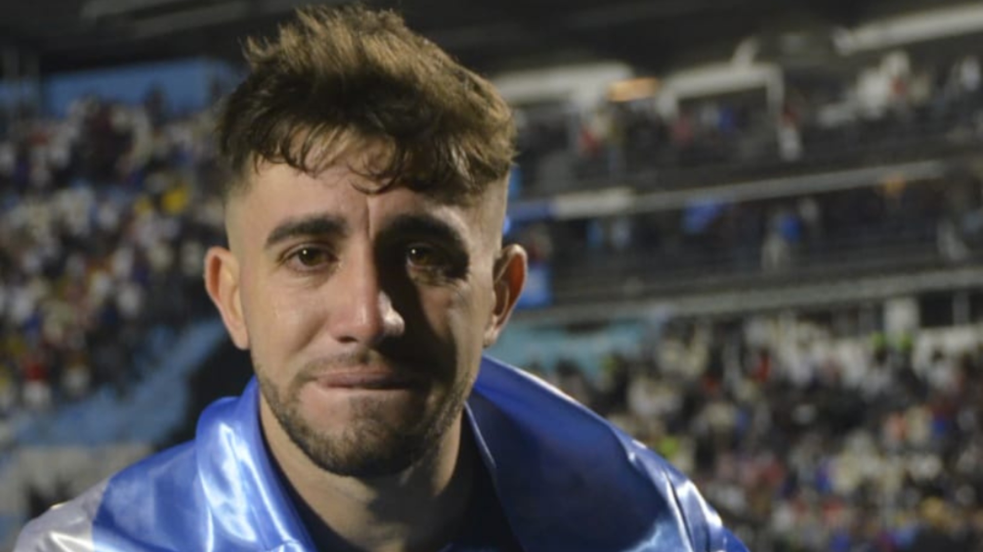 Con lágrimas en sus ojos Agustín Auzmendi celebra su primer título con Motagua