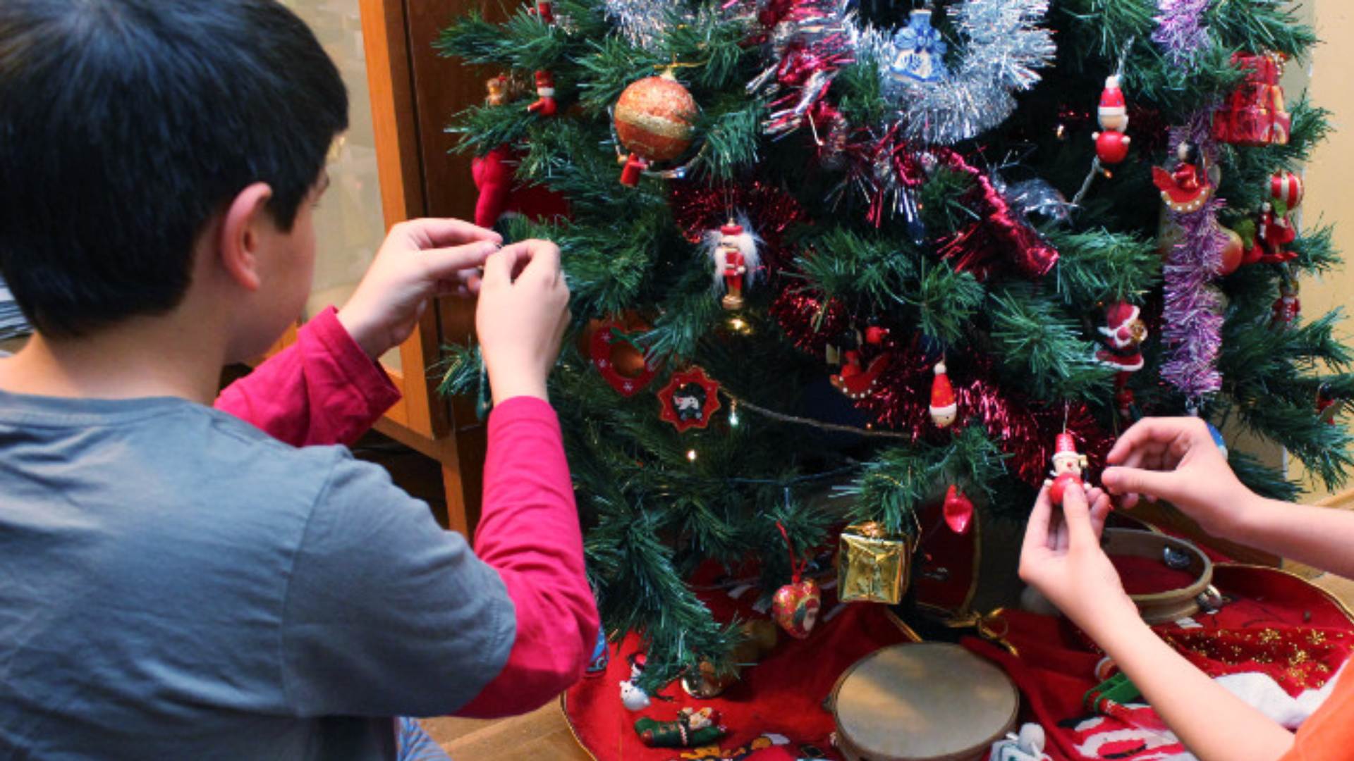 Niño muere al encender árbol de Navidad ¿Qué sucedió?