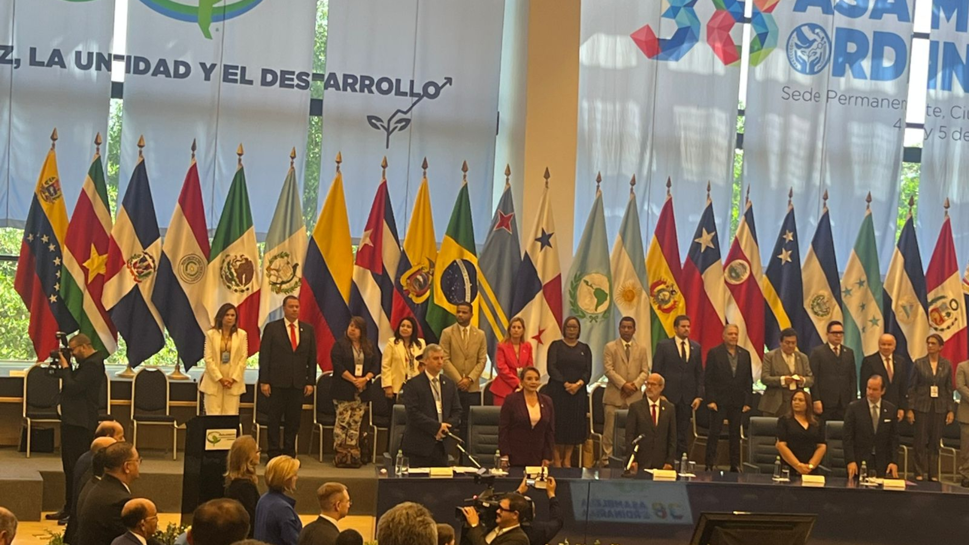 La presidenta Xiomara Castro arribó a Panamá para participar en el 60 aniversario del Parlatino