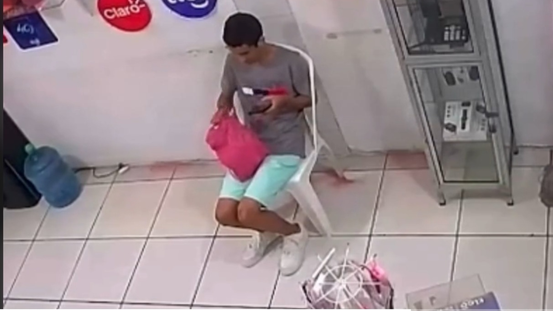 Captan a hombre lanzando 'tierra de muerto' en un establecimiento en Sabá, Colón (VIDEO)