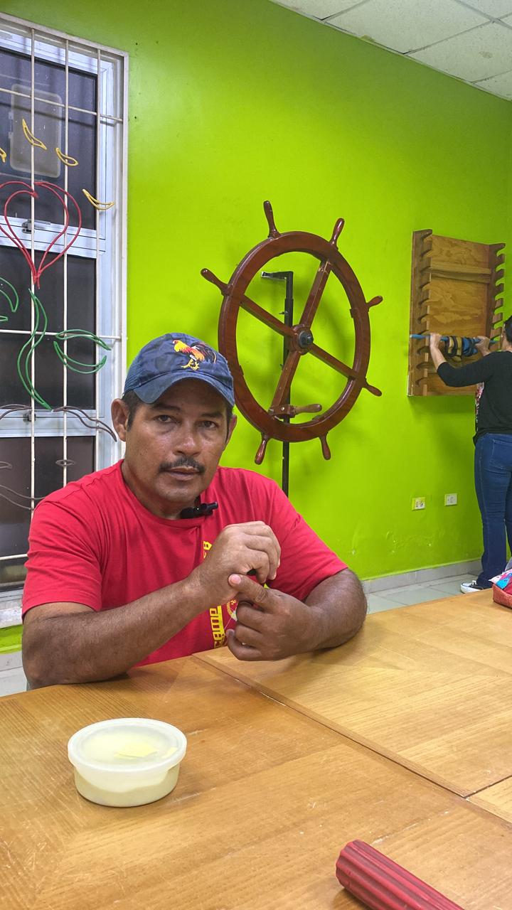 Don César Oliva supera accidente laboral gracias al apoyo del CRILA y recupera la movilidad en su mano