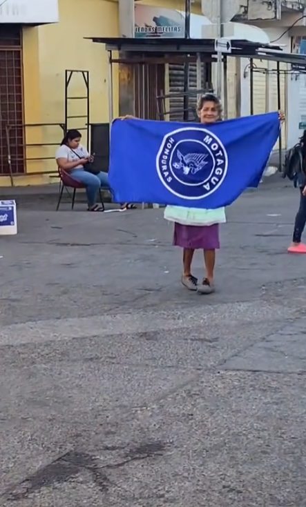 VIDEOS: Abuelita se vuelve viral tras demostrar su amor al Motagua