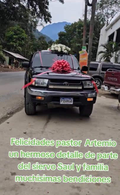 VIDEO| Pastor es sorprendido con una camioneta como agradecimiento por sus oraciones
