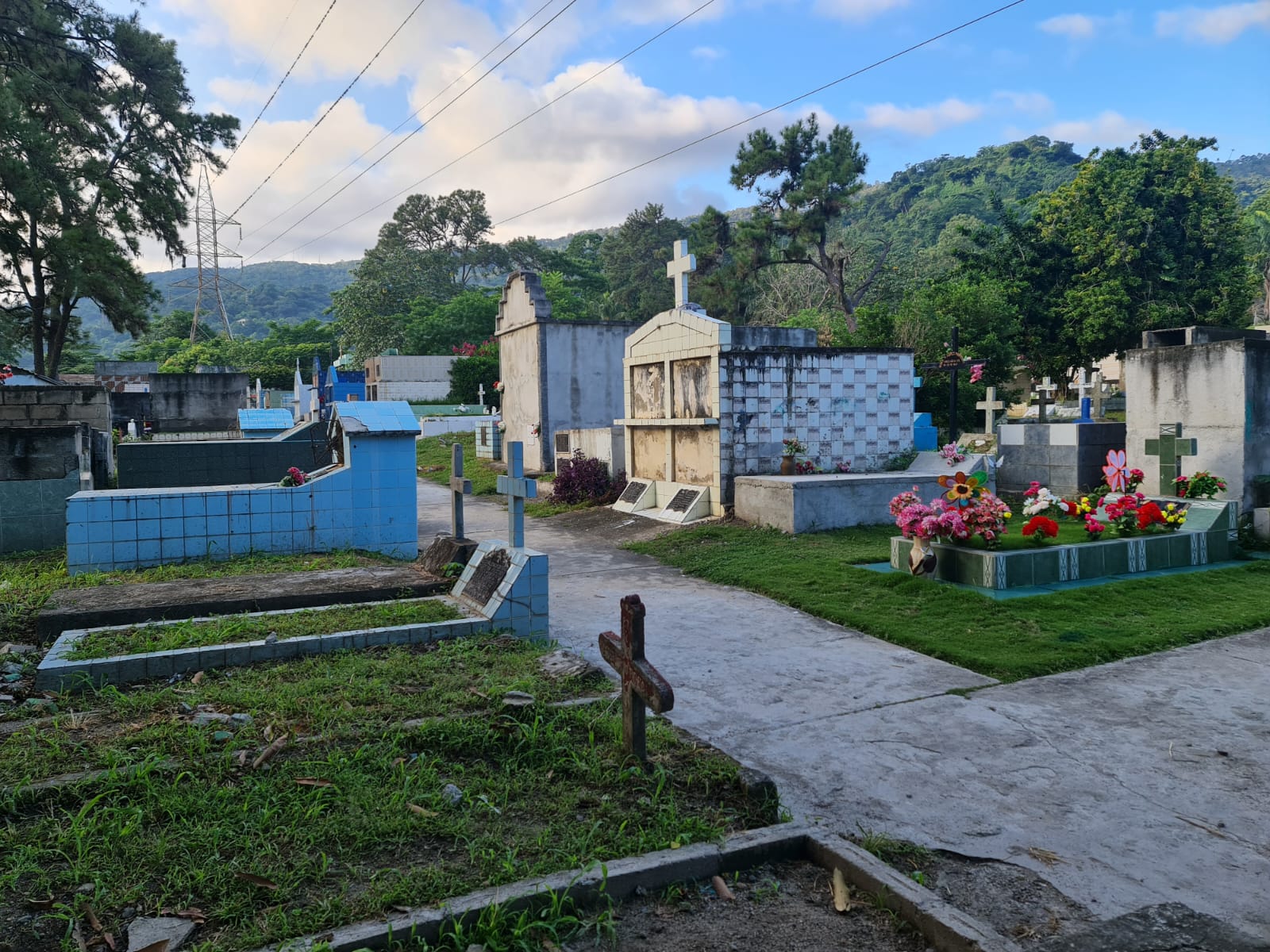 "Las almas que están aquí me pertenecen" Mujer aparece en cementerio de San Pedro Sula
