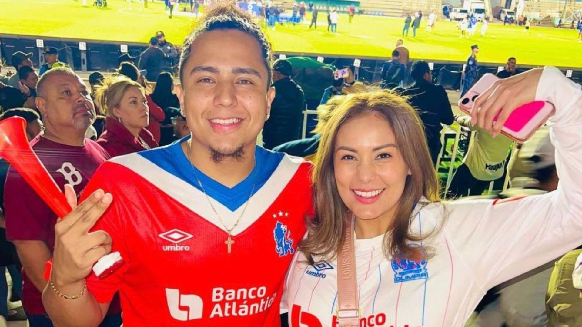 ¿Por cariñosas? Este sería el motivo de la supuesta separación de Elsa Oseguera y Davis Flow