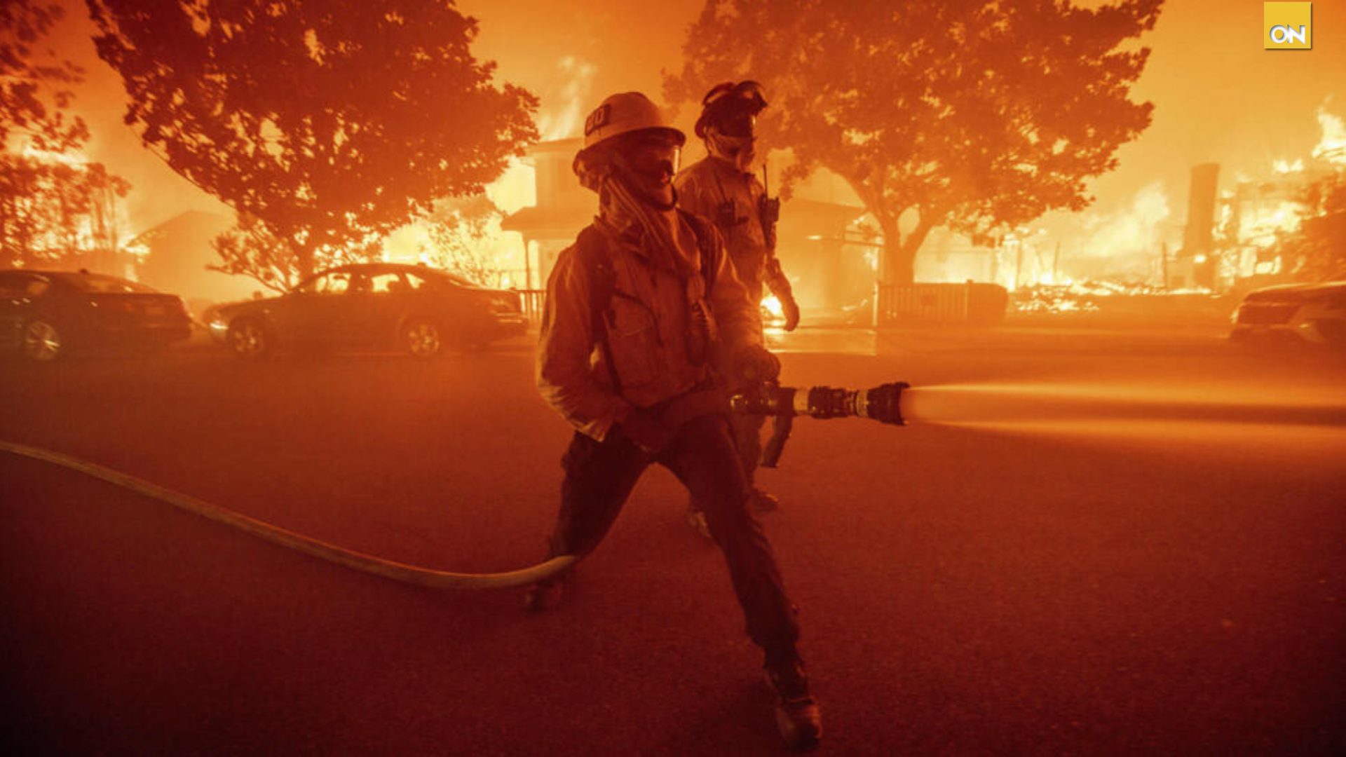 Fuertes incendios se extienden por California, Estados Unidos