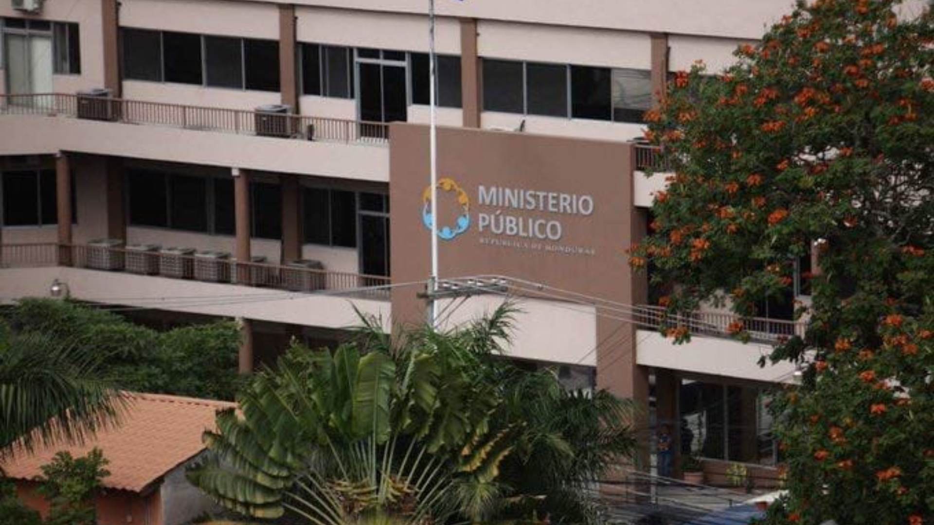 Ministerio Público sobre amarillo