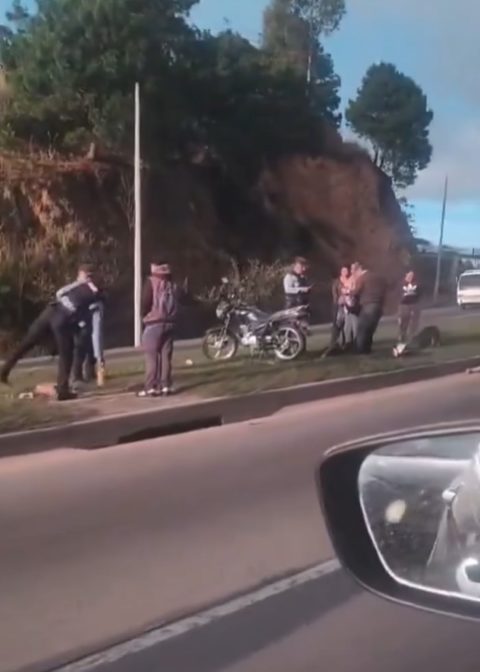 Mujer pierde la vida tras caer de motocicleta por llanta pinchada en El Durazno
