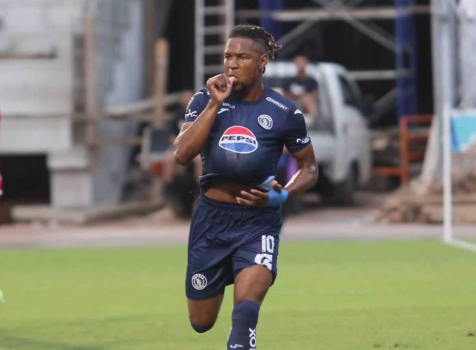 Yeison Mejía jugador del Motagua revela que espera un hijo ¿Quién es la periodista que el robó el corazón?