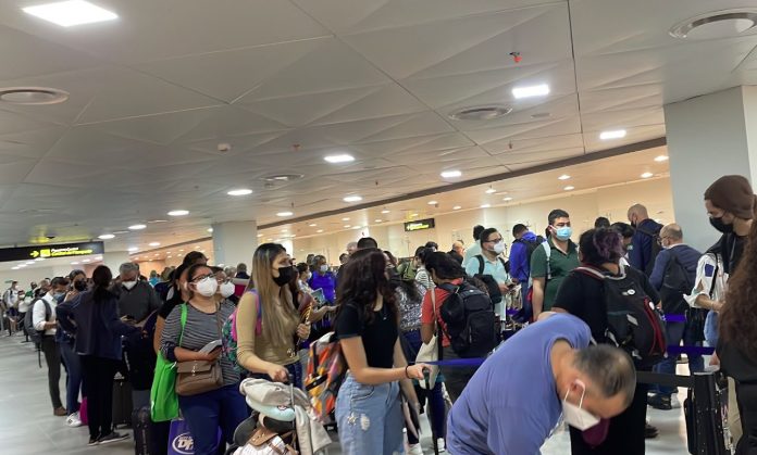 Hondureña viajó a Honduras junto a su hijo para Navidad y ahora no puede regresar a Estados Unidos