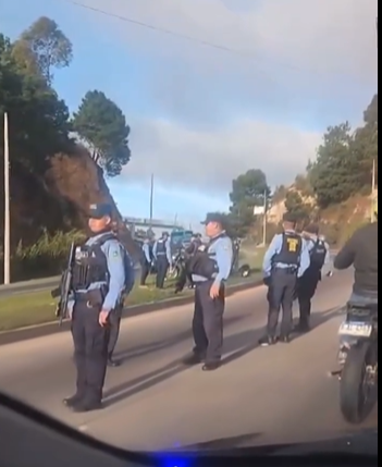 Mujer pierde la vida tras caer de motocicleta por llanta pinchada en El Durazno
