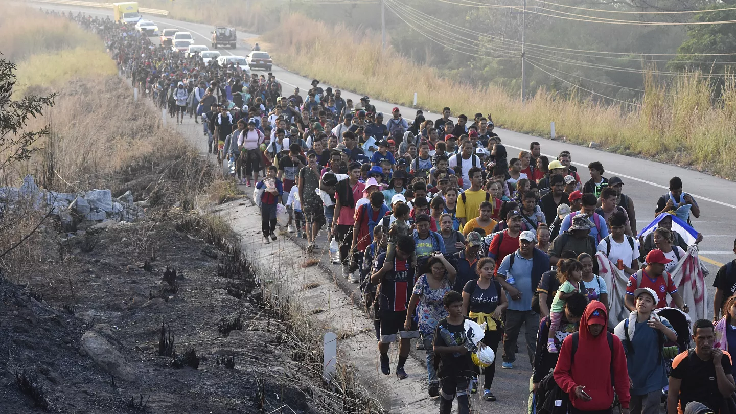 Donald Trump firma orden ejecutiva para eliminar ayudas federales a inmigrantes indocumentados