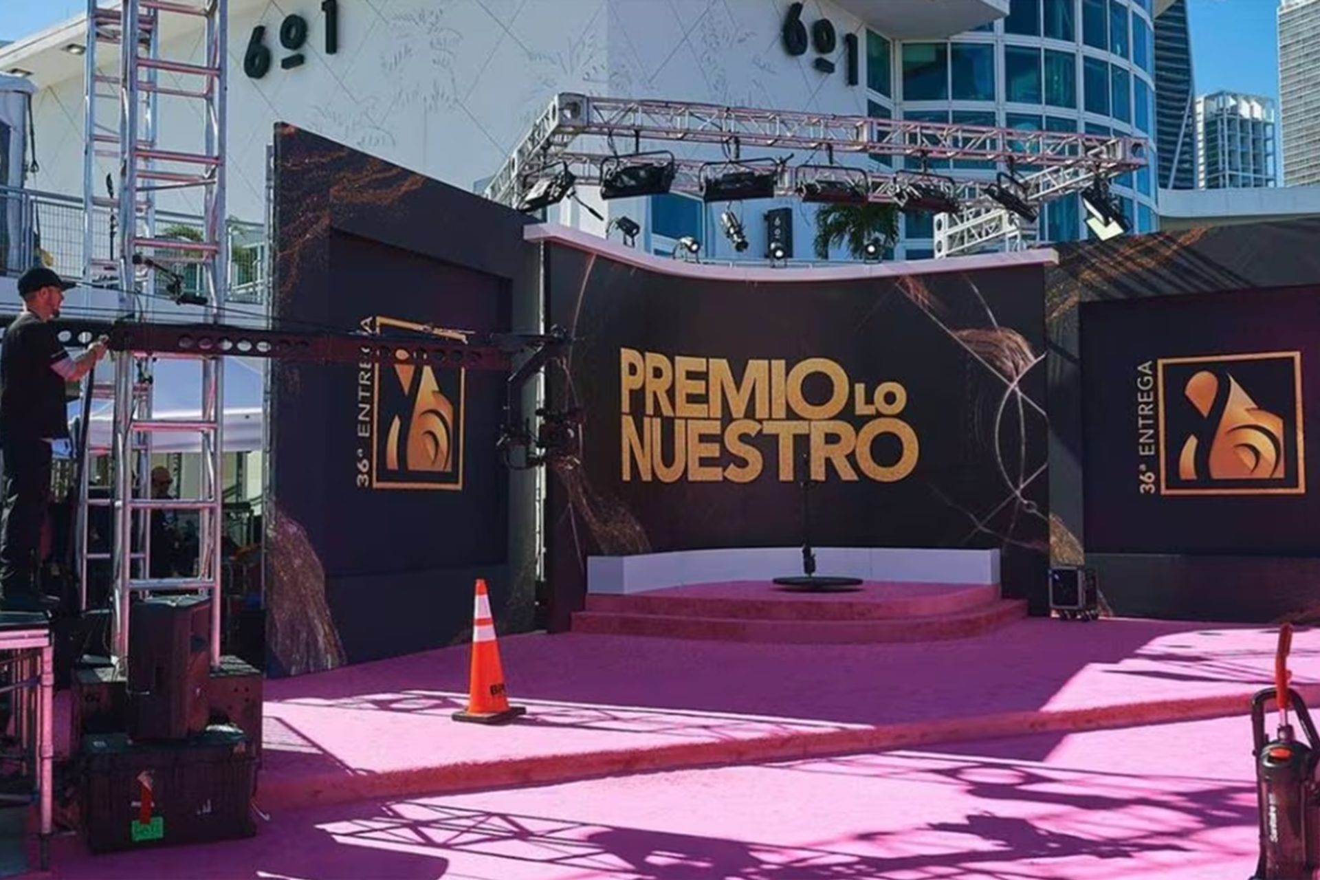 "¿Quién le da boletos?" Raúl de Molina arremete contra los invitados de Premios Lo Nuestro: ¿Fue por Ana Alvarado?