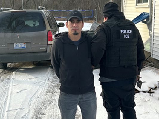 ¿Qué pasará con los niños migrantes detenidos en las redadas de ICE?