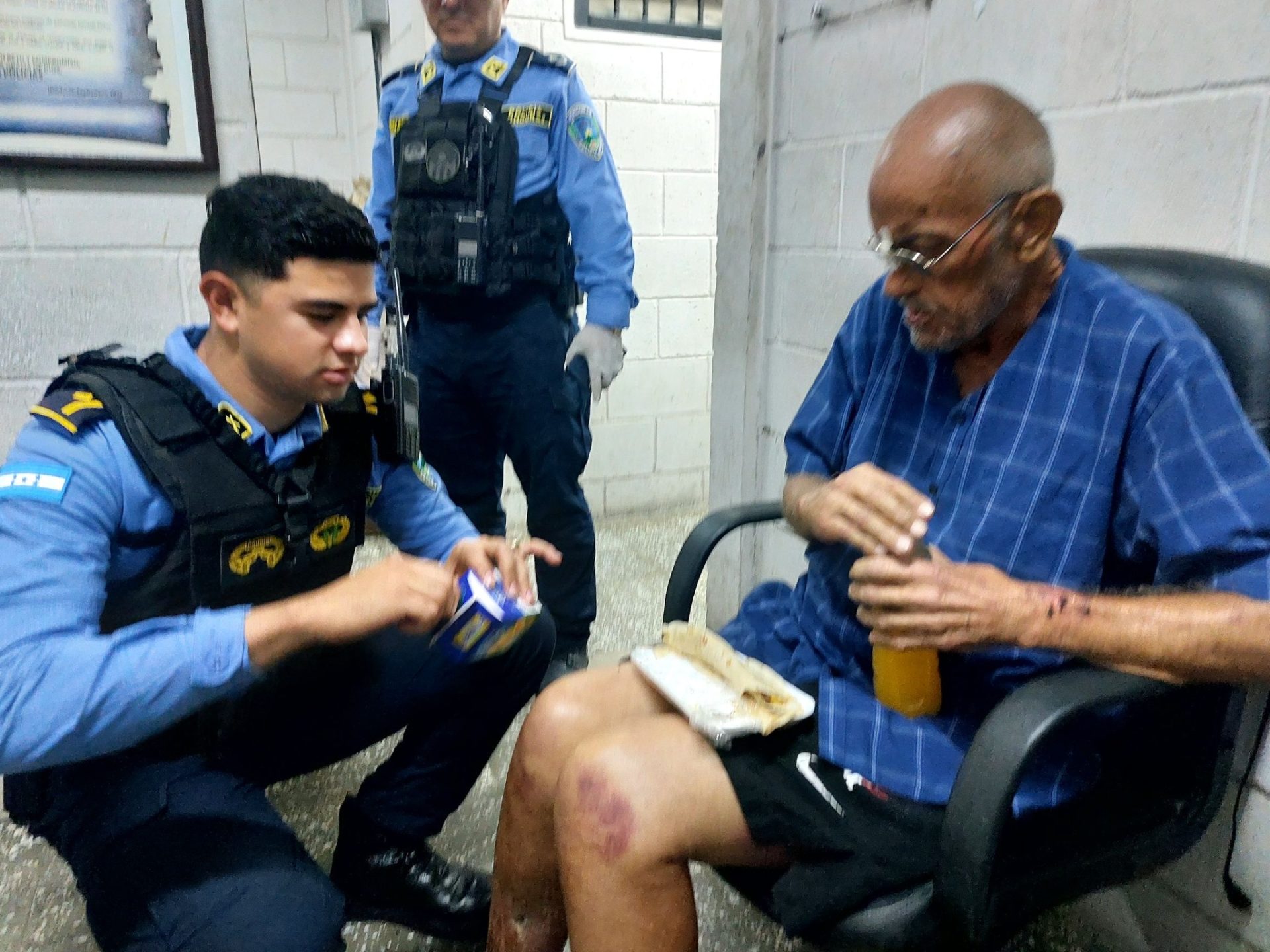 Policía hondureña auxilia a estadounidense en situación de calle y así reaccionan los hondureños