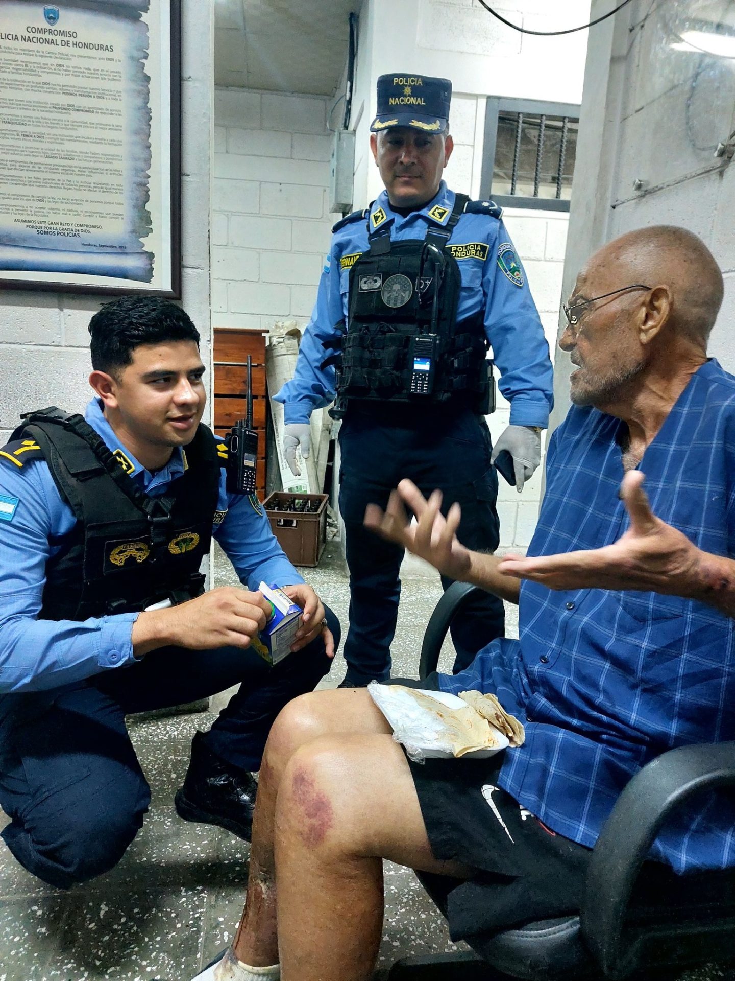 Policía hondureña auxilia a estadounidense en situación de calle y así reaccionan los hondureños