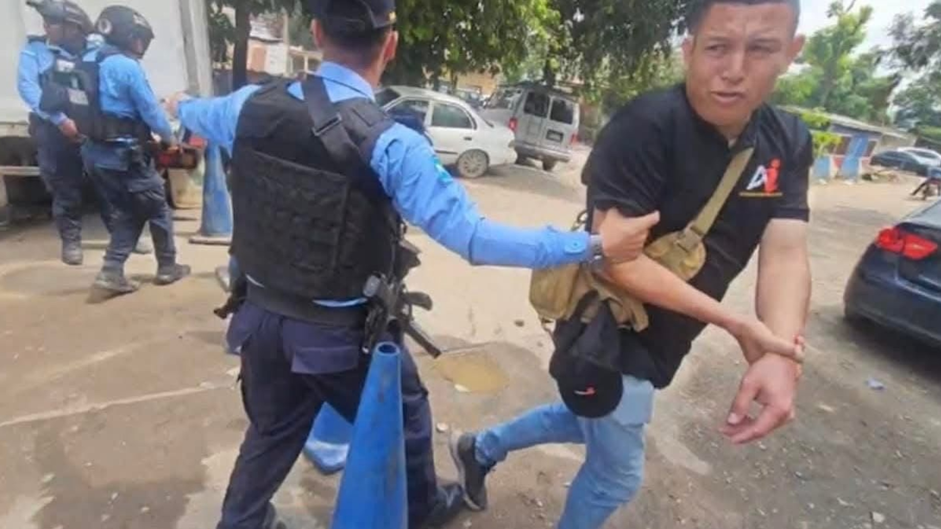 Captan momento en que hieren de bala a camarógrafo en protesta en Chamelecón, San Pedro Sula (VIDEO)
