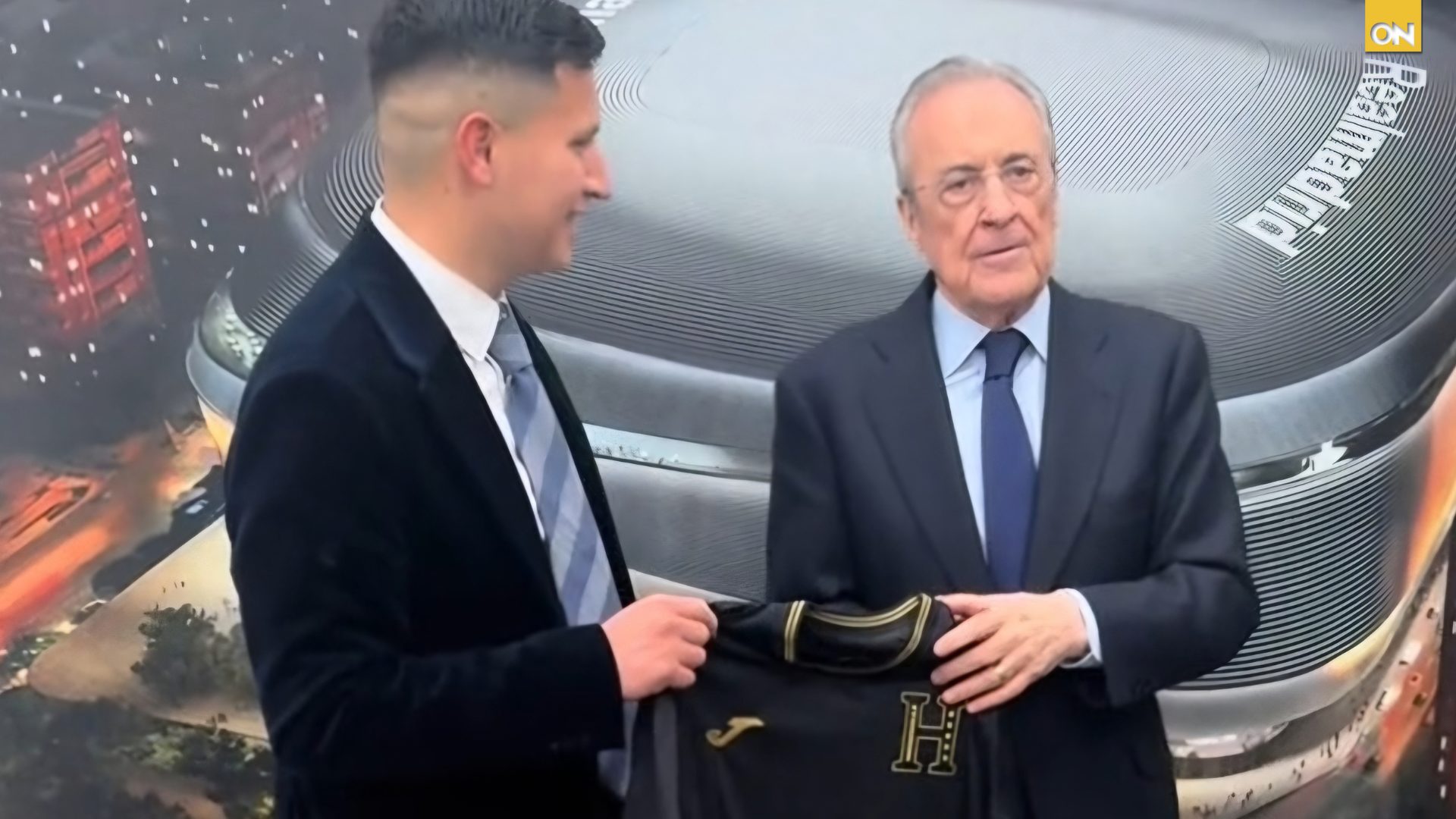 Hondureño le regala camisa de la selección al presidente del Real Madrid