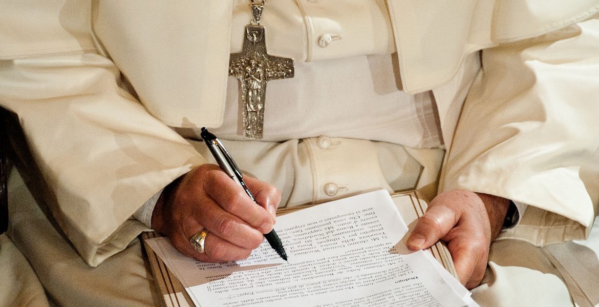 Papa Francisco firma su renuncia, según confirmación del Vaticano