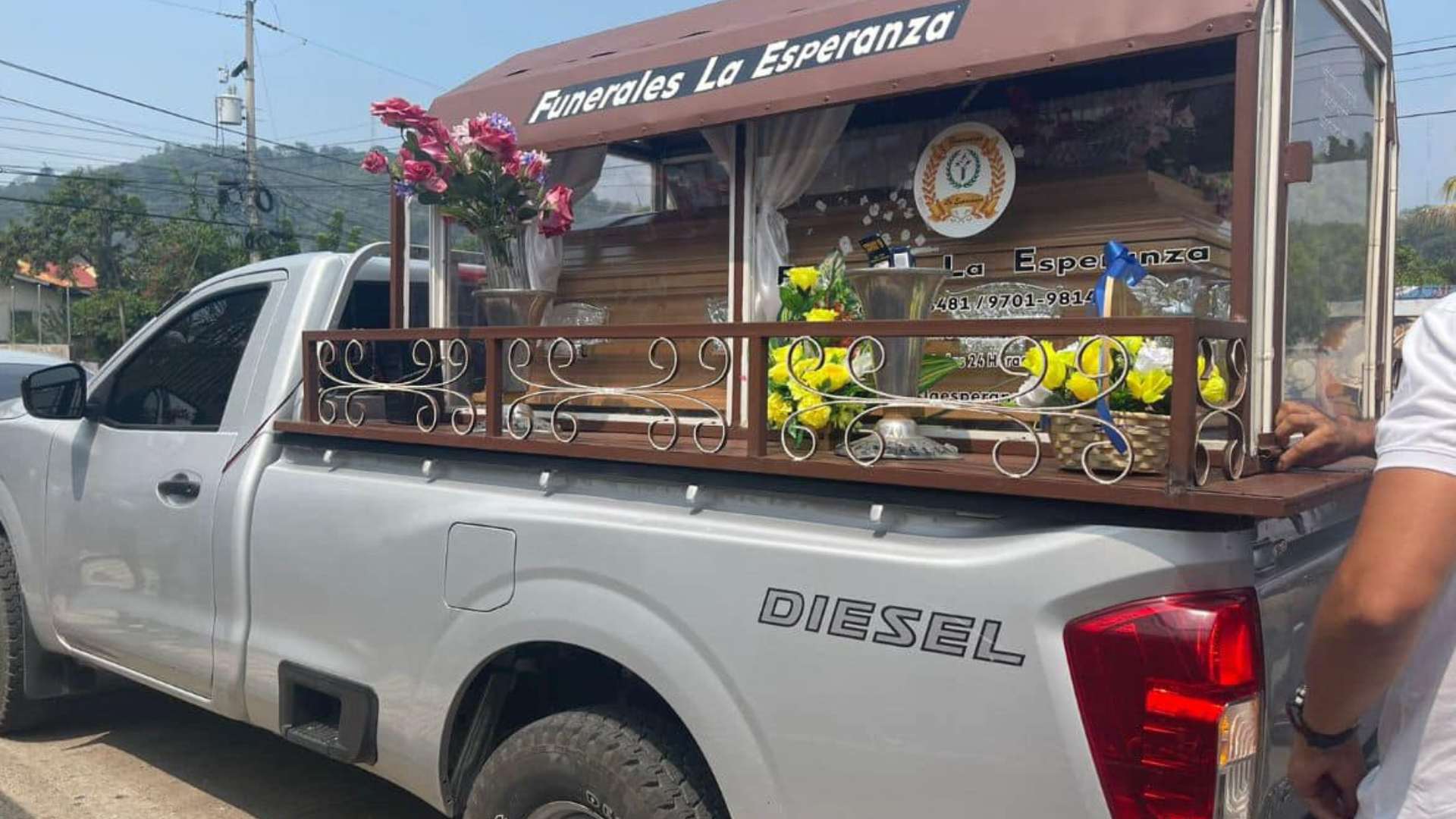“Con todo y ataúd”: Delincuentes se roban carro fúnebre en Comayagua