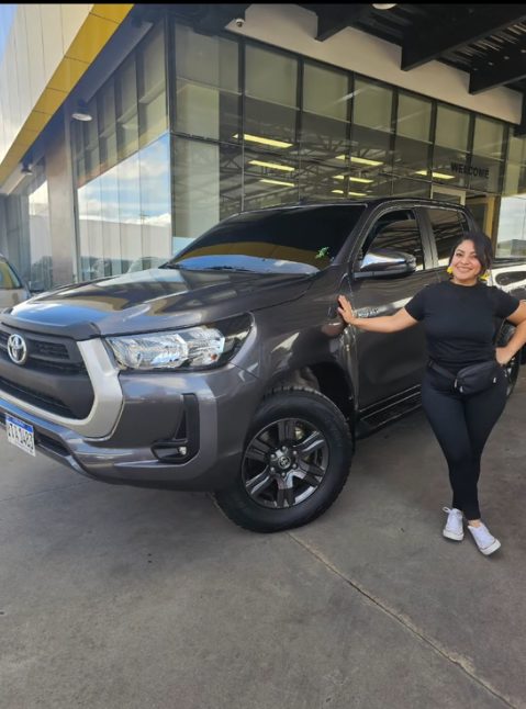 Dueña de usaditos se compra carro